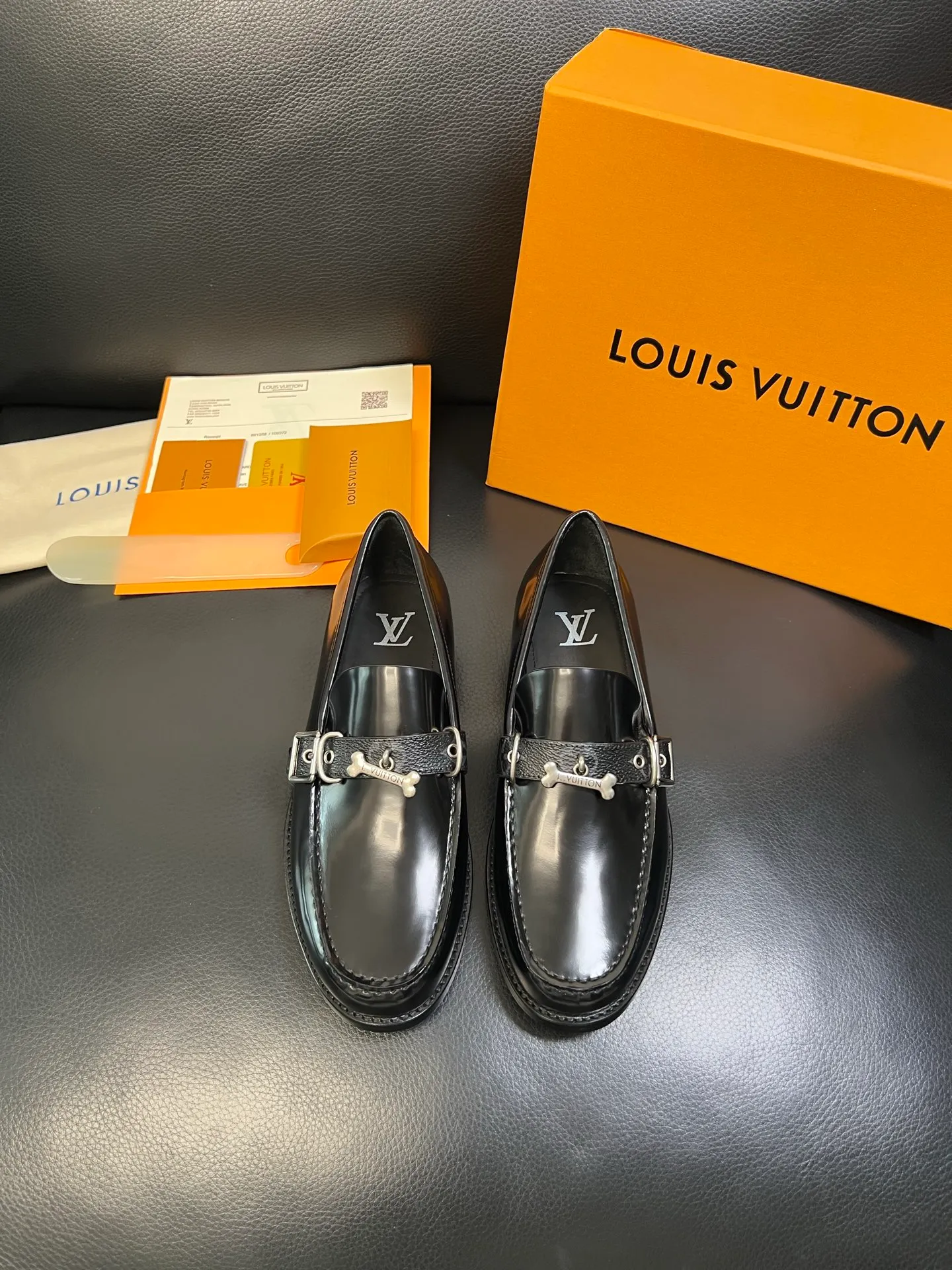 Men's shoes 💰920 Lv high quality top crafts Louis Vuitton leather shoes counter synchronized with original factory configuration, uppers imported from Italy, imported water-dyed cowhide lining, soles: original genuine leather soles specially provided by the original factory, original factory and single goods, welcome to compare, code number 39-44 (customized 38 45 46)